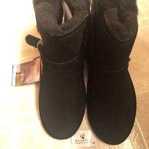 Brand New! Girls Bearpaw Boots. Size 4, black.